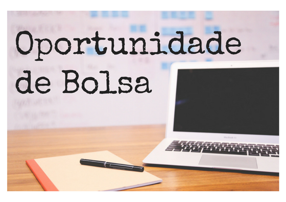 Imagem mostrando uma mesa e sobre ela está um notebook, um bloco de notas e uma caneta. Acima está escrito "oportunidade de bolsa".