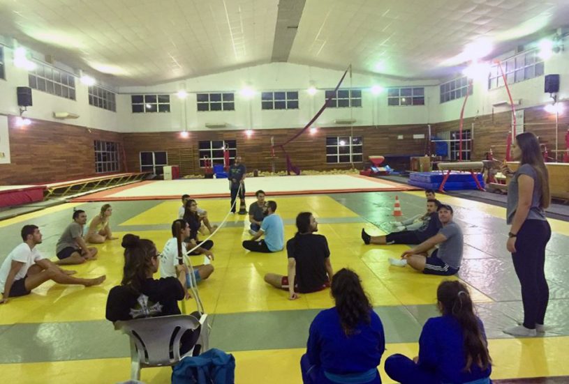 Integrante do Observatório do Esporte Paralímpico ministra aulas sobre a modalidade de voleibol sentado