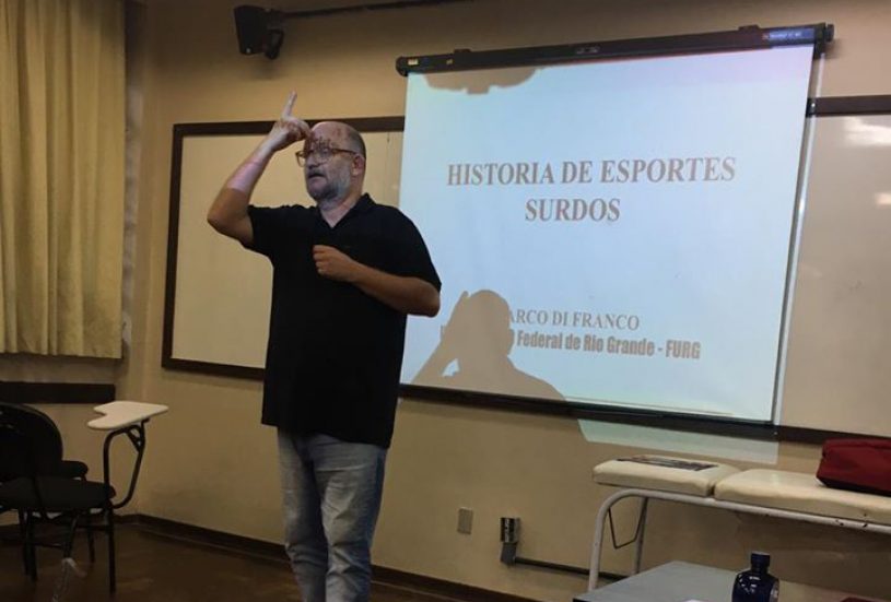 Integrante do NEHME ministra aulas sobre questões históricas dos esportes para surdos