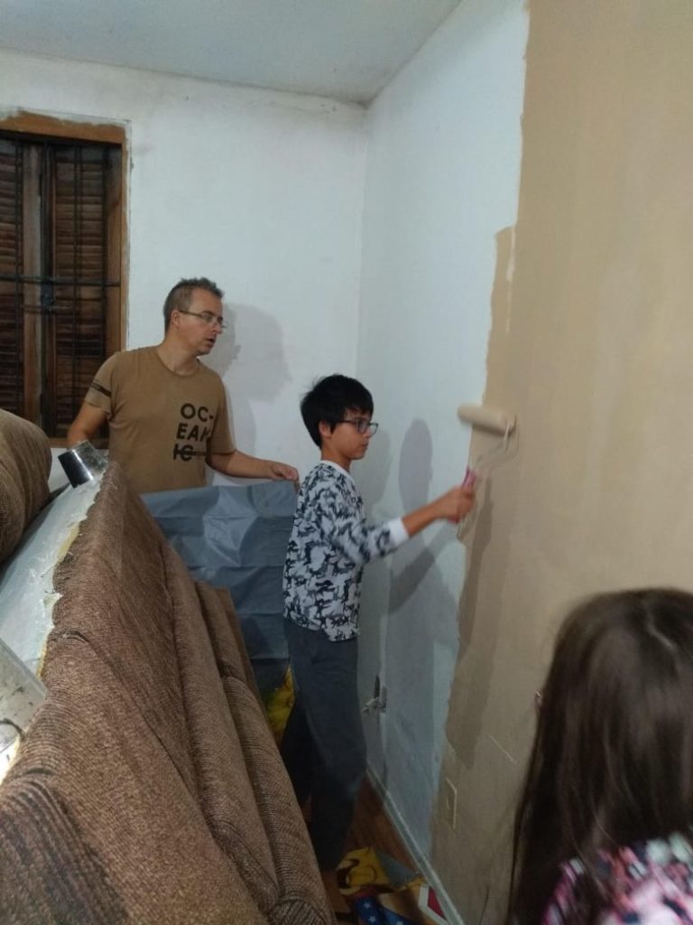 Pintando a parede. Pauta da Adriana.