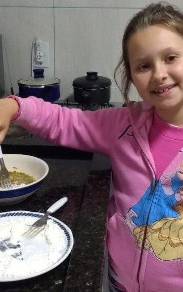 Foto Olivia comendo. Pauta da Adriana.