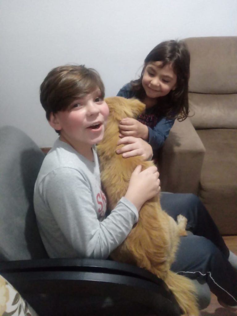 Sofia, Yuri e um cão. Pauta da Adriana.
