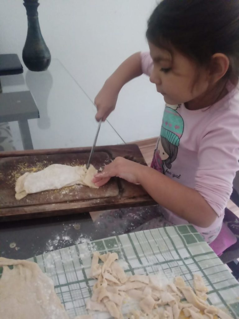 Sofia brincando. Pauta da Adriana.