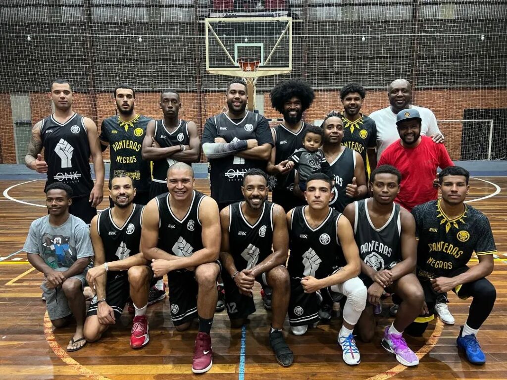Foto da atual formação do Panteras Negras, contando com 17 jogadores na foto