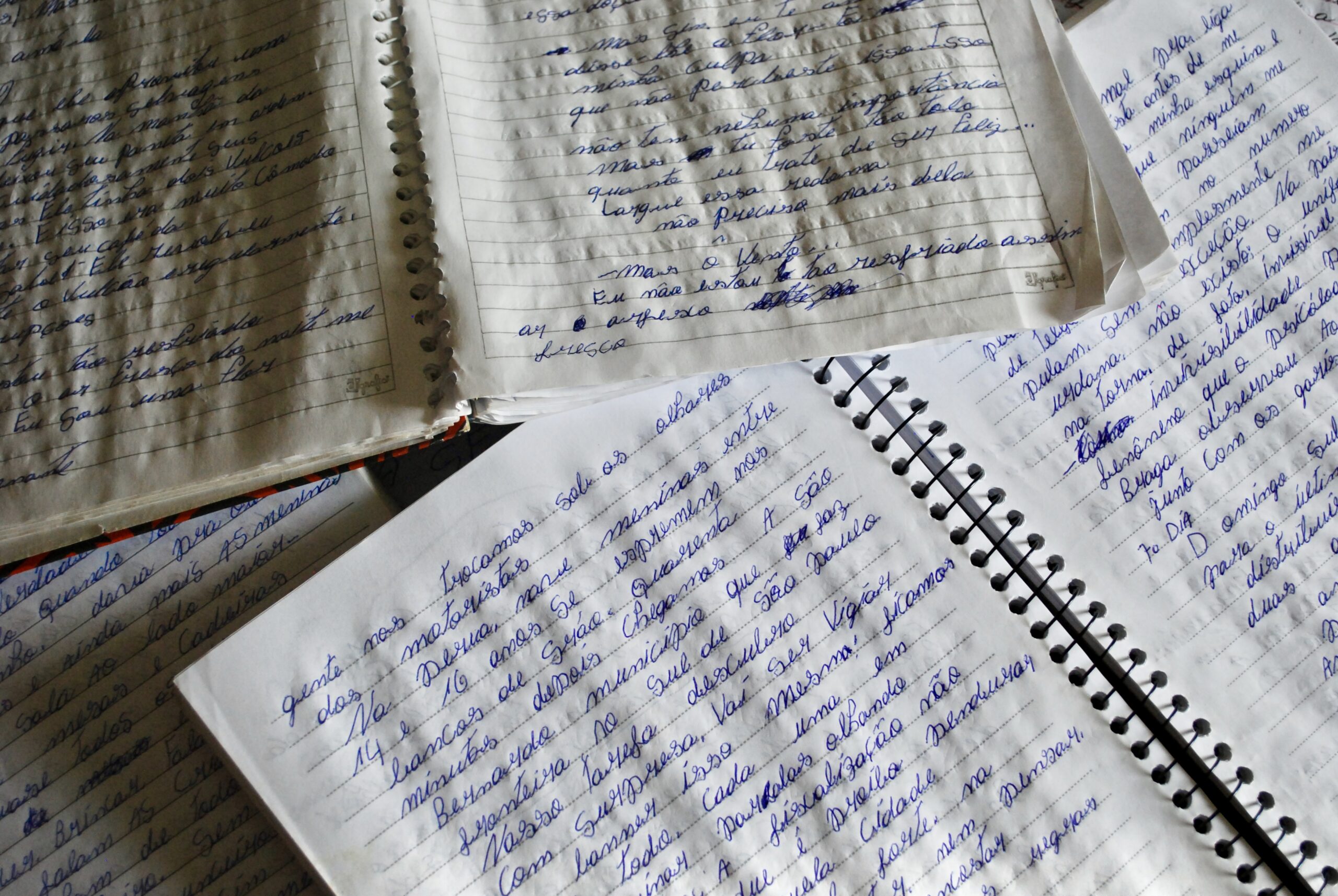 Cadernos de Sueli preenchidos com textos.