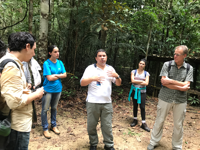 Professor Alessandro e Professor Bart explicando as metodologias de pesquisa na reserva