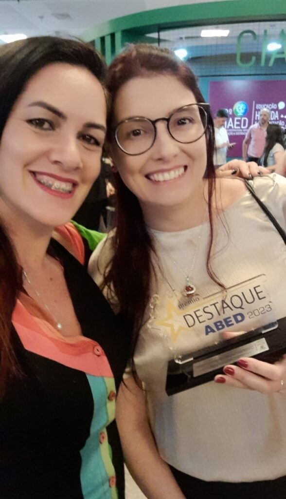 Leticia e Carla com o prêmio