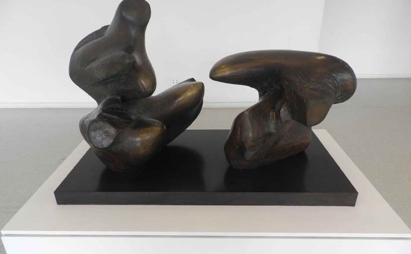 Figura reclinada em Duas Peças: Pontos – Henry Moore