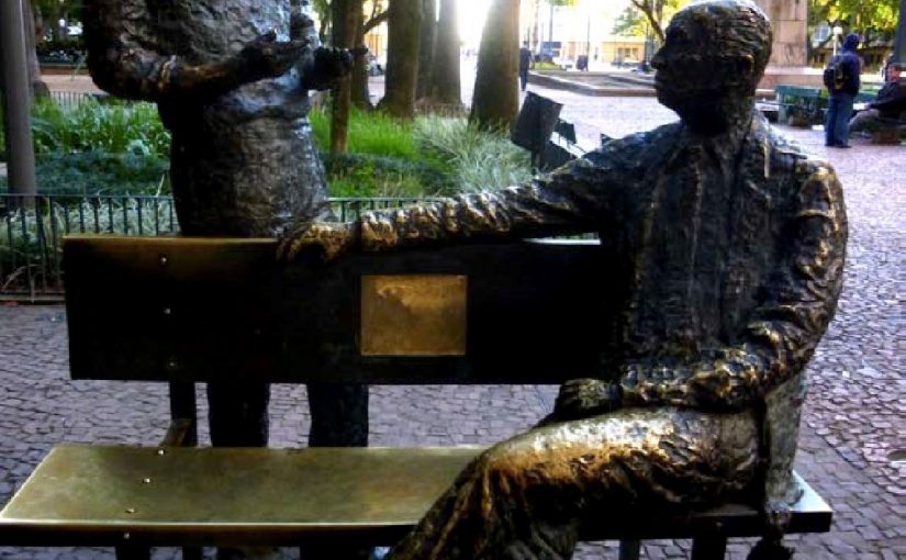 Monumento a Carlos Drumond de Andrade e Mario Quintana/ Monumento à literatura brasileira – Eloisa Tregnago e Francisco Stockinger