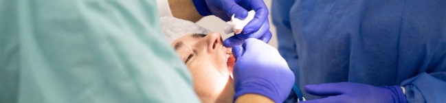 Tratamento superficial de nitinol para implantes médicos e odontológicos