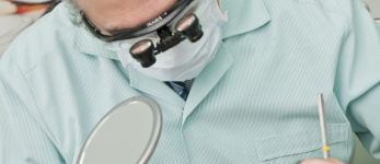 Partícula, processo para a produção de partícula, uso da mesma, resina composta, cimento odontológico fotopolimerizável e adesivo dentinário